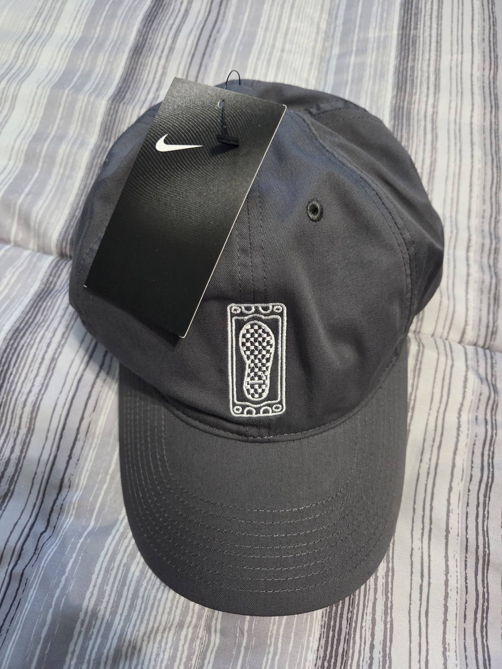 Nike Sportswear Heritage Waffle-Sole Footprint Graphic Cap – Charcoal Grey